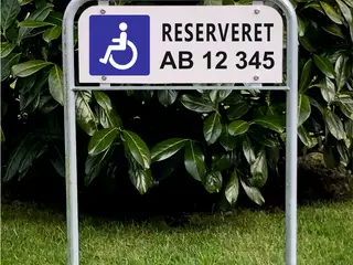 Nyt Parkeringsskilt med Handicap symbol og bilnr.