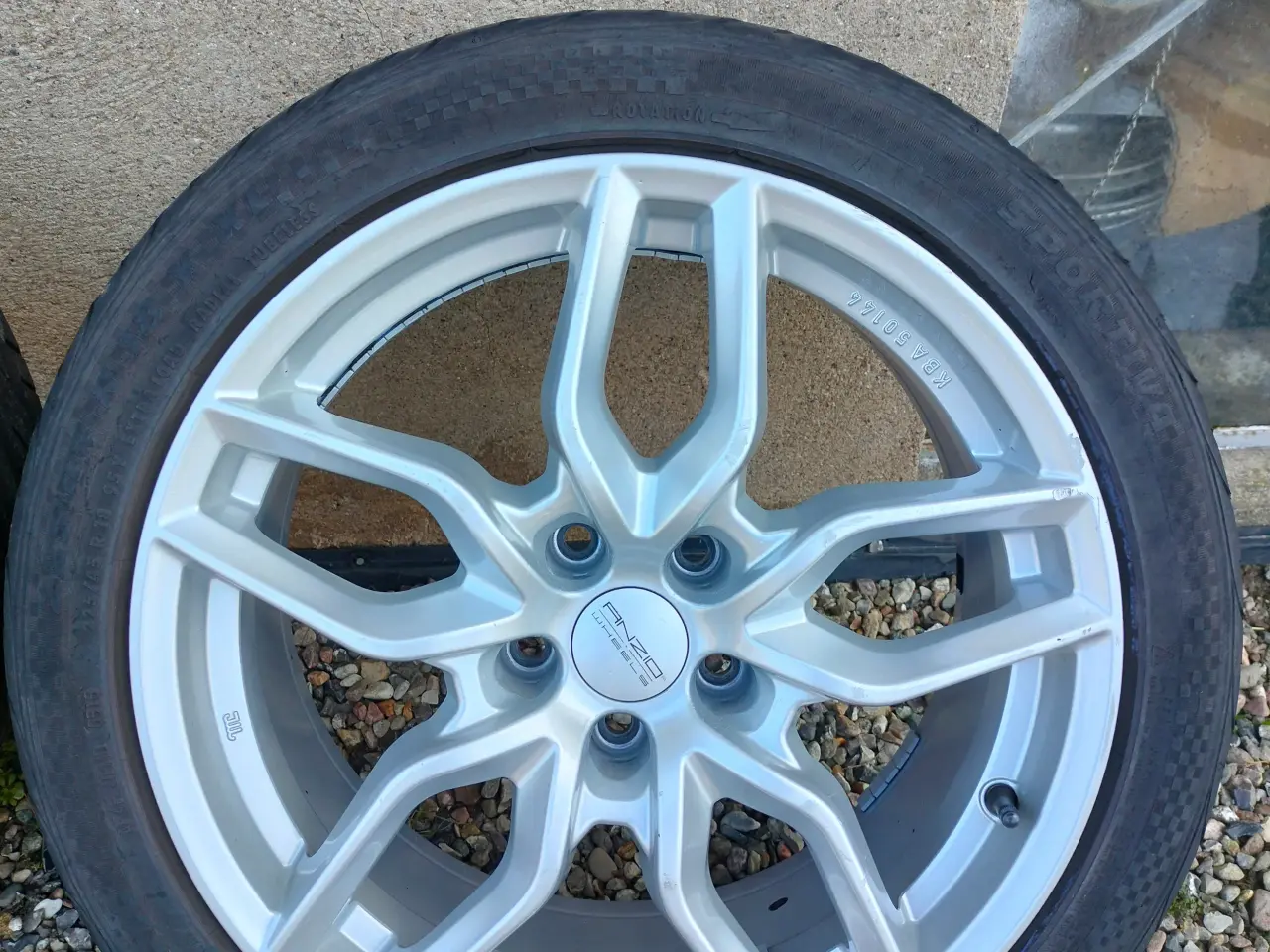 Billede 1 - Sommerdæk 225/45 R18 V på alufælge