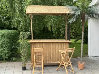 Hawaii bar med 2 bambus stole