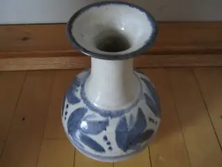 Smuk Keramik VASE. Bjergård. BYD.