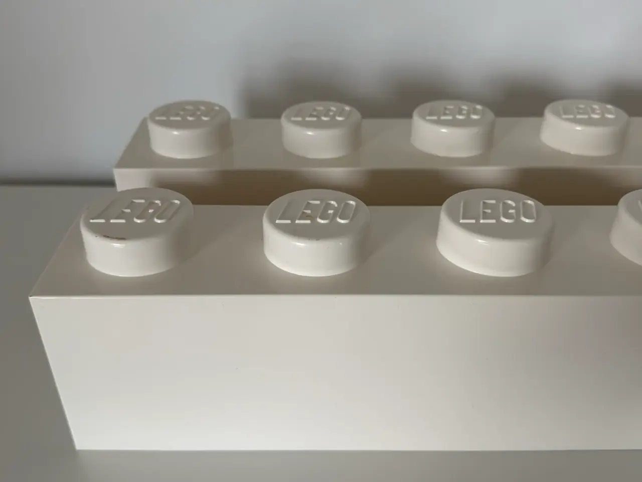 Billede 8 - To LEGO hvide væghylder til opbevaring