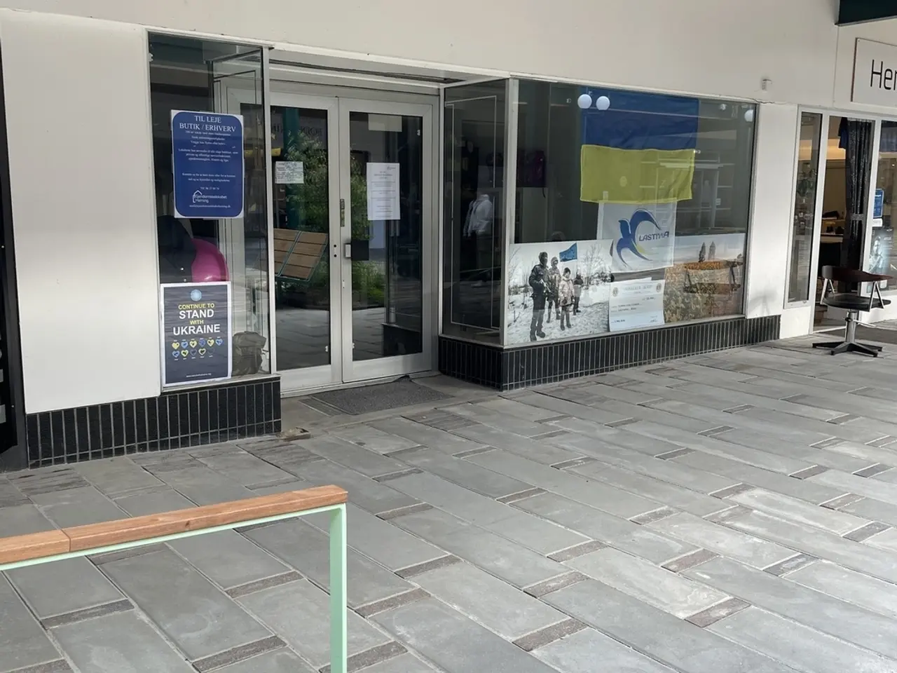 Billede 1 - Butik med stor facade mod strøget i Ikast