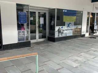 Butik med stor facade mod strøget i Ikast