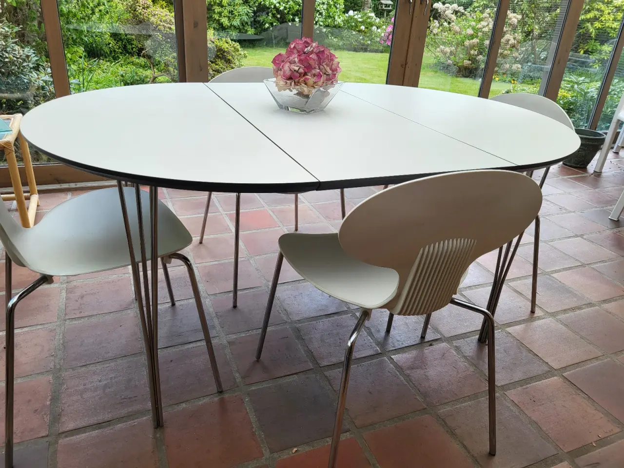Billede 3 - Haslev spisebord med 4 Pomona-stole