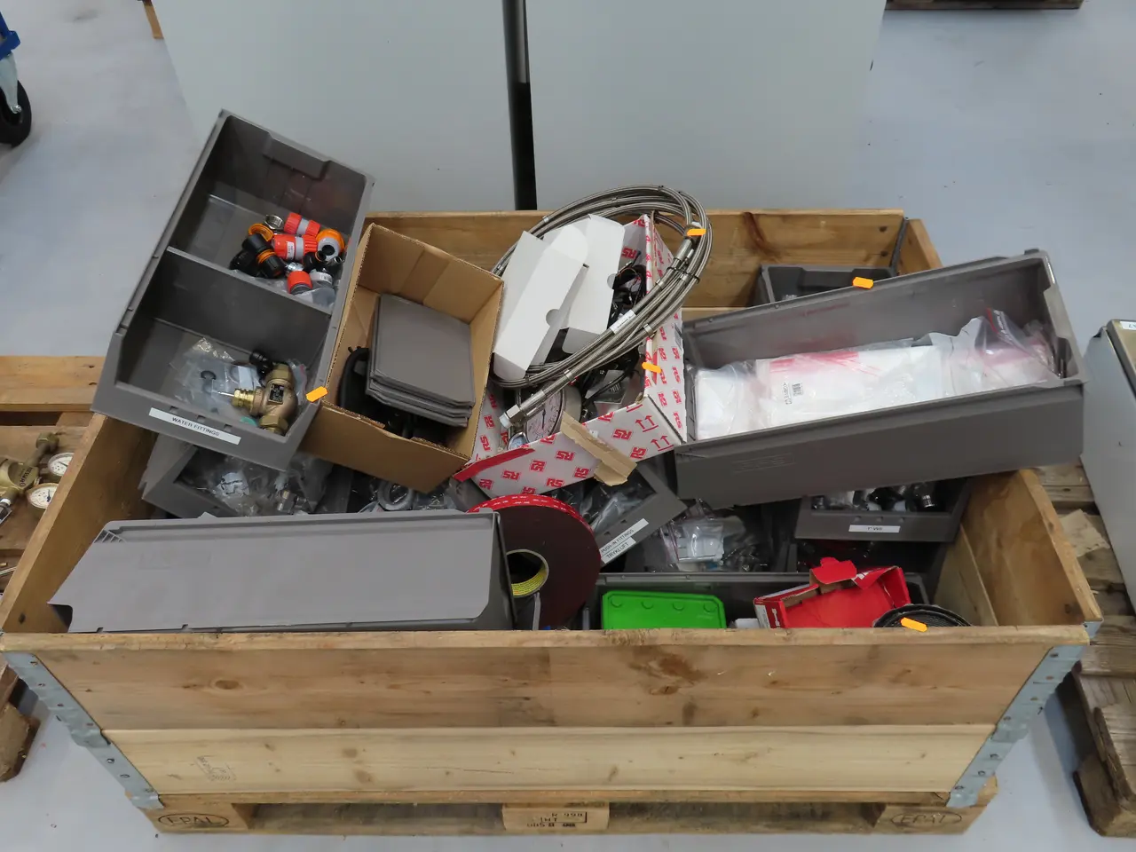 Billede 2 - Palle med div. fittings m.m.