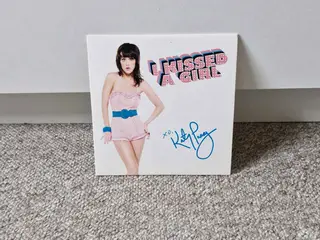 Katy Perry - I Kissed A Girl (Single)