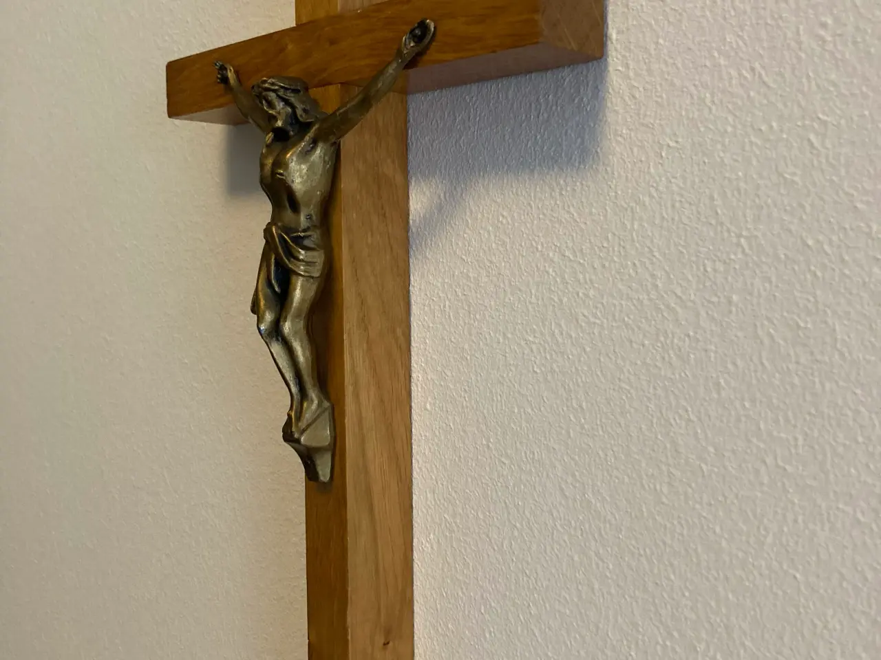 Billede 3 - Ældre krucifiks med Jesus-figur i træ og metal.