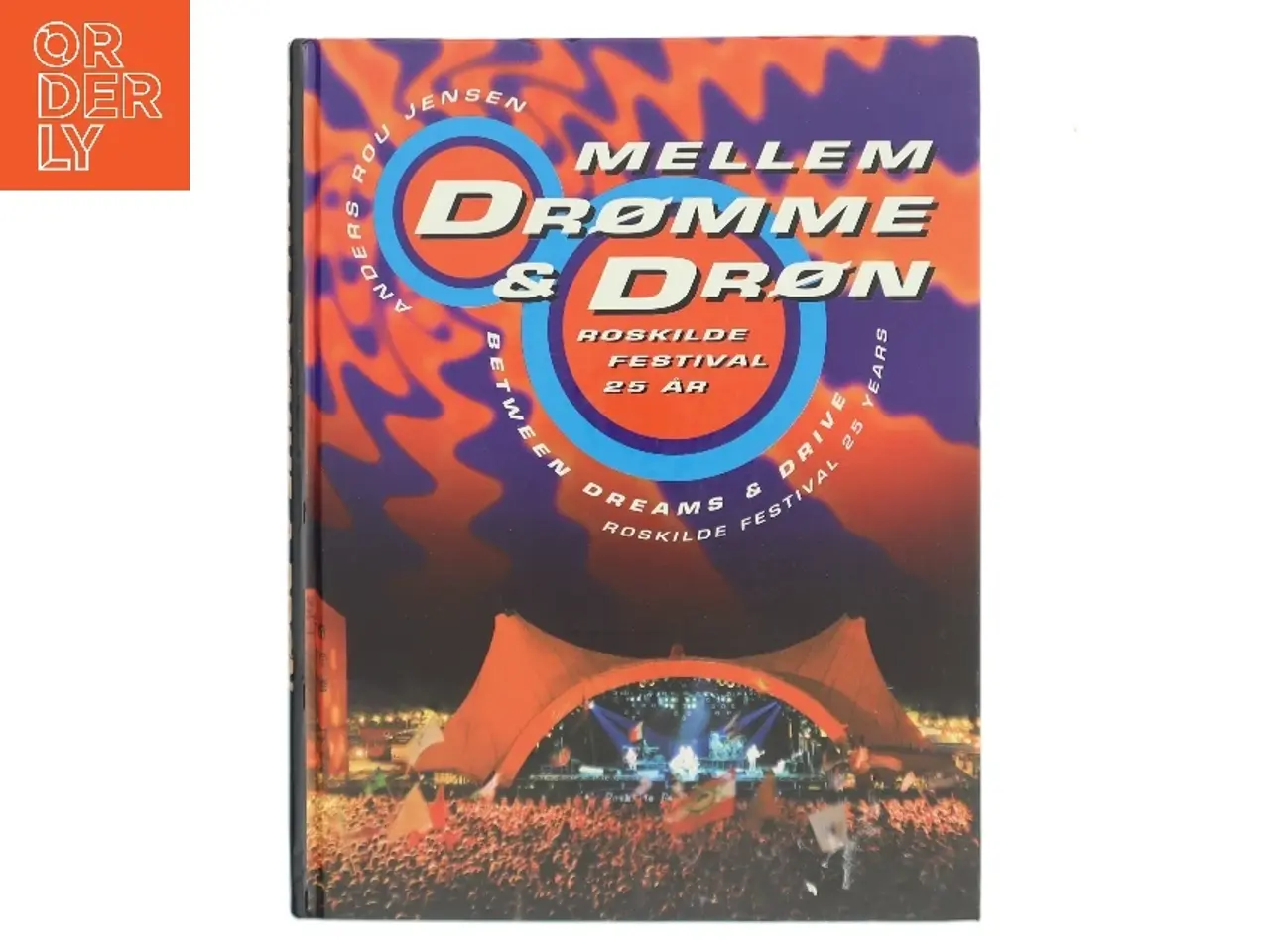 Billede 1 - Mellem drømme & drøn : Roskilde Festival 25 år af Anders Rou Jensen (Bog)
