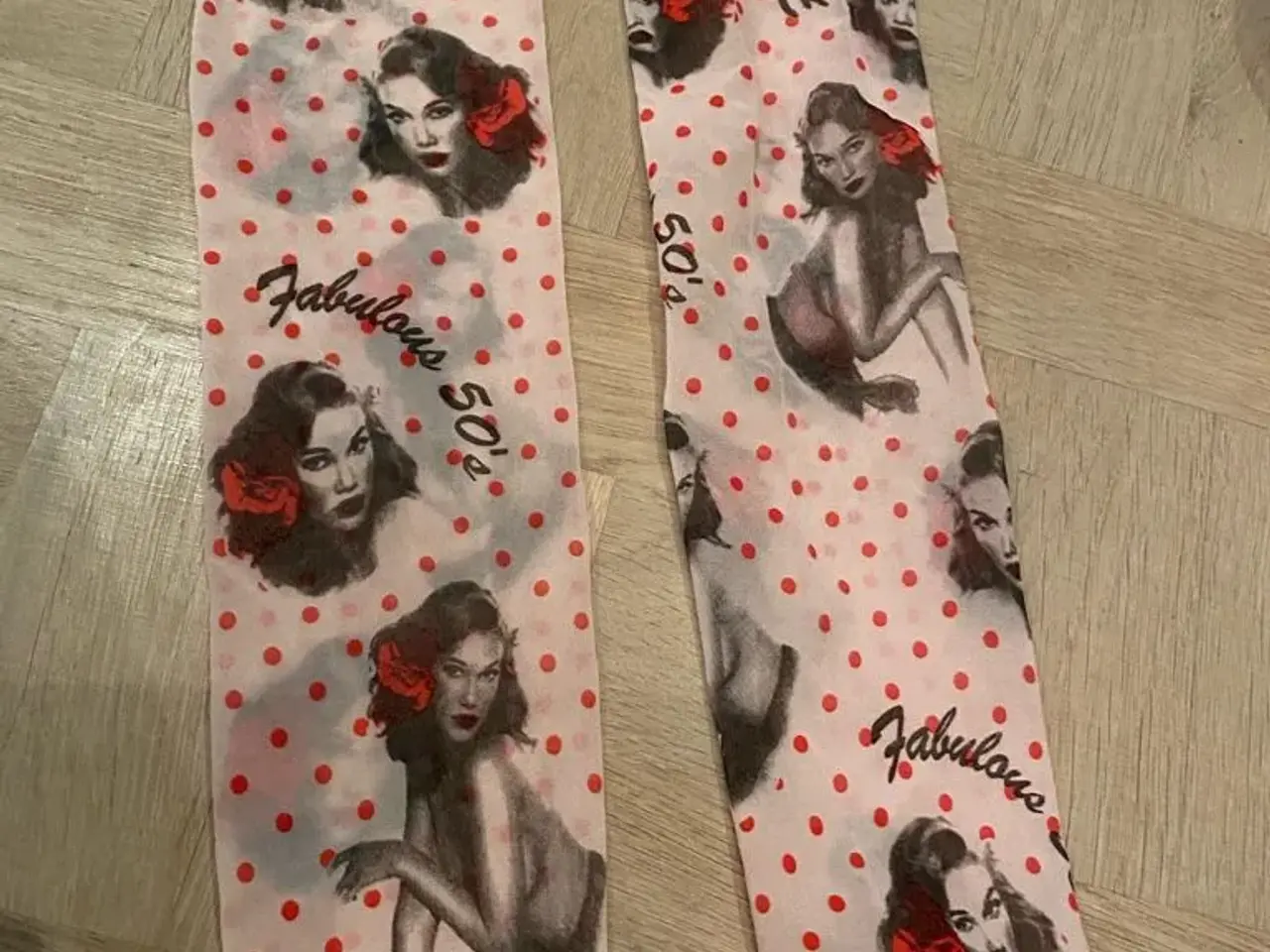 Billede 2 - Flotte nylonstrømper str small