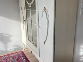 Almuemalet dækketøjsskab i hvidmalet med guldkant
