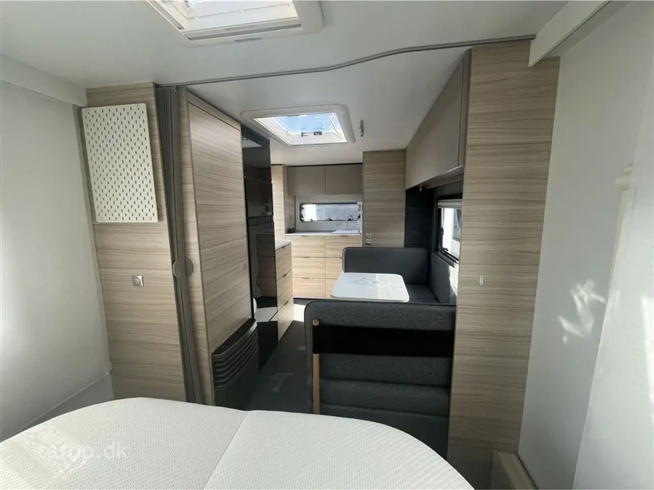 Billede 7 - 2026 - Adria Altea 542 PH   Fritstillet dobbeltseng, glatte glasfibersider, frontkøkken, side-siddegruppe, myggenetsdør, blæservarme, el-gulvvarme, stabilisator