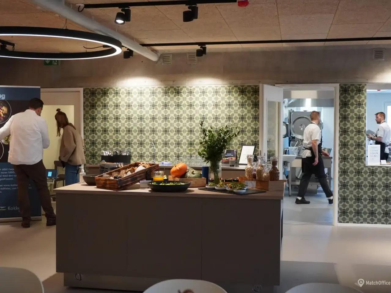 Billede 8 - Et veldimensioneret lager med kontor