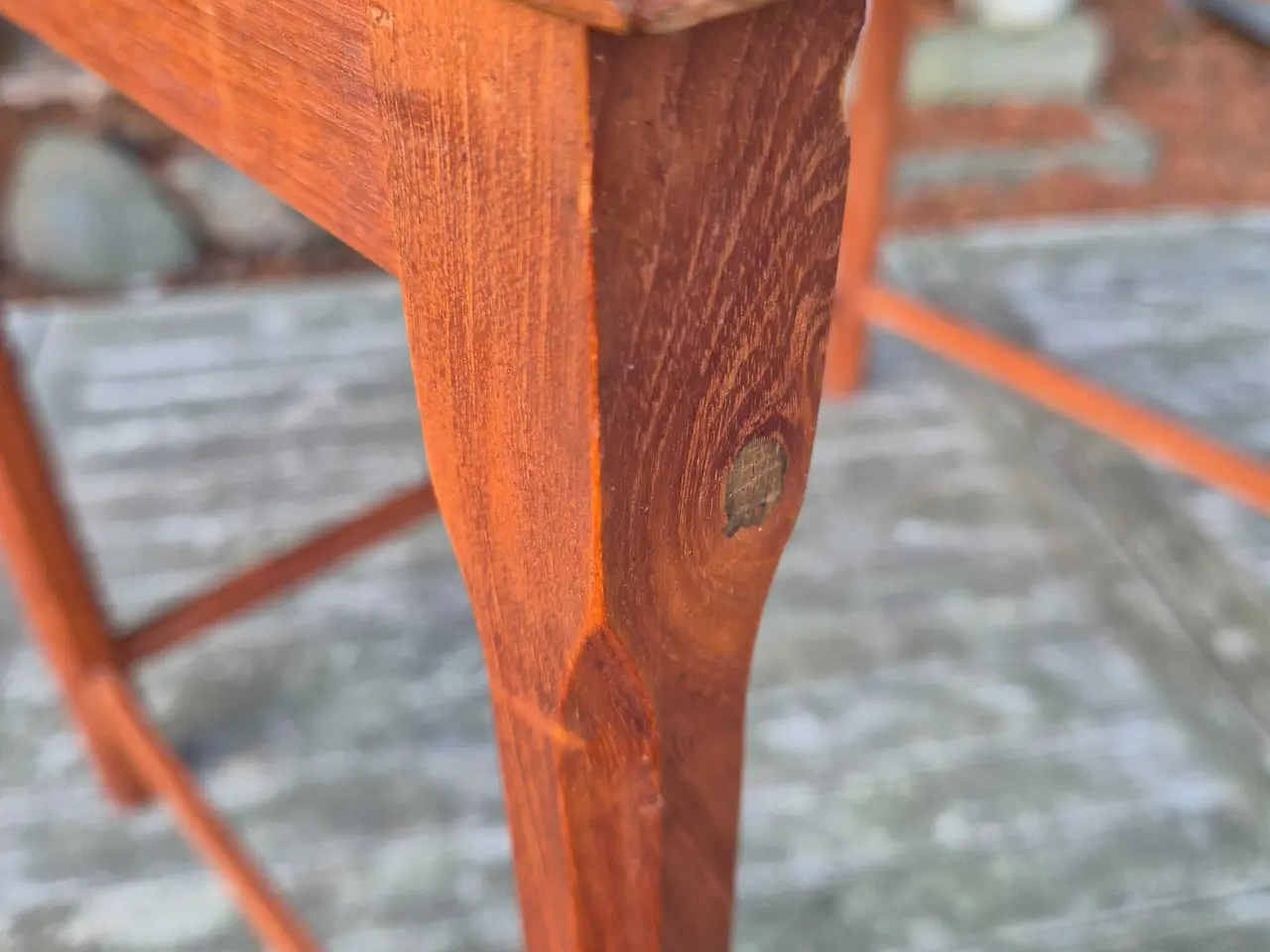 Billede 11 - Sidebord i teak med fine sandfarvede kakler