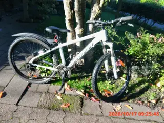 Hvid Cannondale mountainbike med 26" hjul og stel