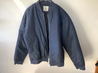 Billig blå dynejakke med lynlås fra Jack and Jones