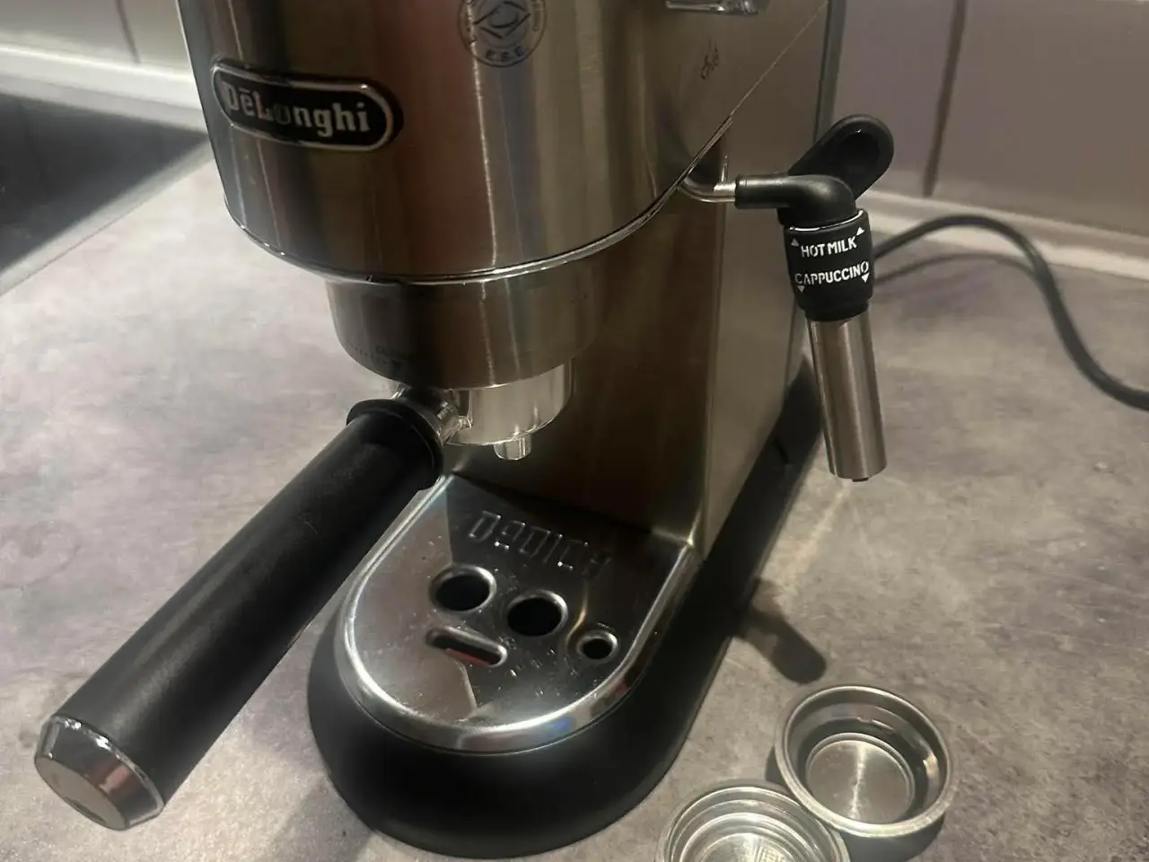 Billede 2 - DeLonghi Dedica EC685.M espressomaskine – 500 kr.