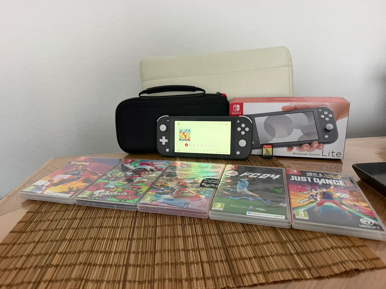 Billede 1 - Nintendo Switch Lite i grå + 6 spil og etui