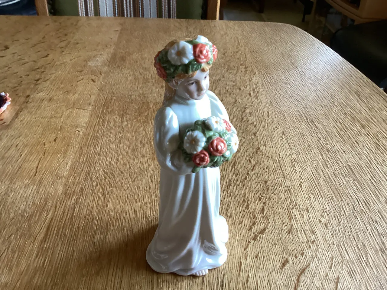 Billede 3 - KGL Pige m/buket og blomsterkrans i hår