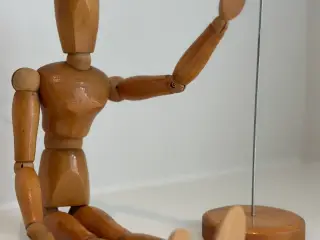 Gammel tegnefigur / kunstner-dukke i træ