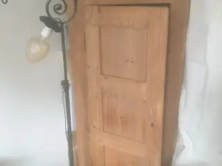 Hjørneskab, lige til at male, renoveret bagbeklæd.