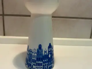 Løg vase i hvid glas med blå deco.
