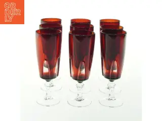 Glas i rødt glas (str. H. 15 cm ø. 5,5 cm)
