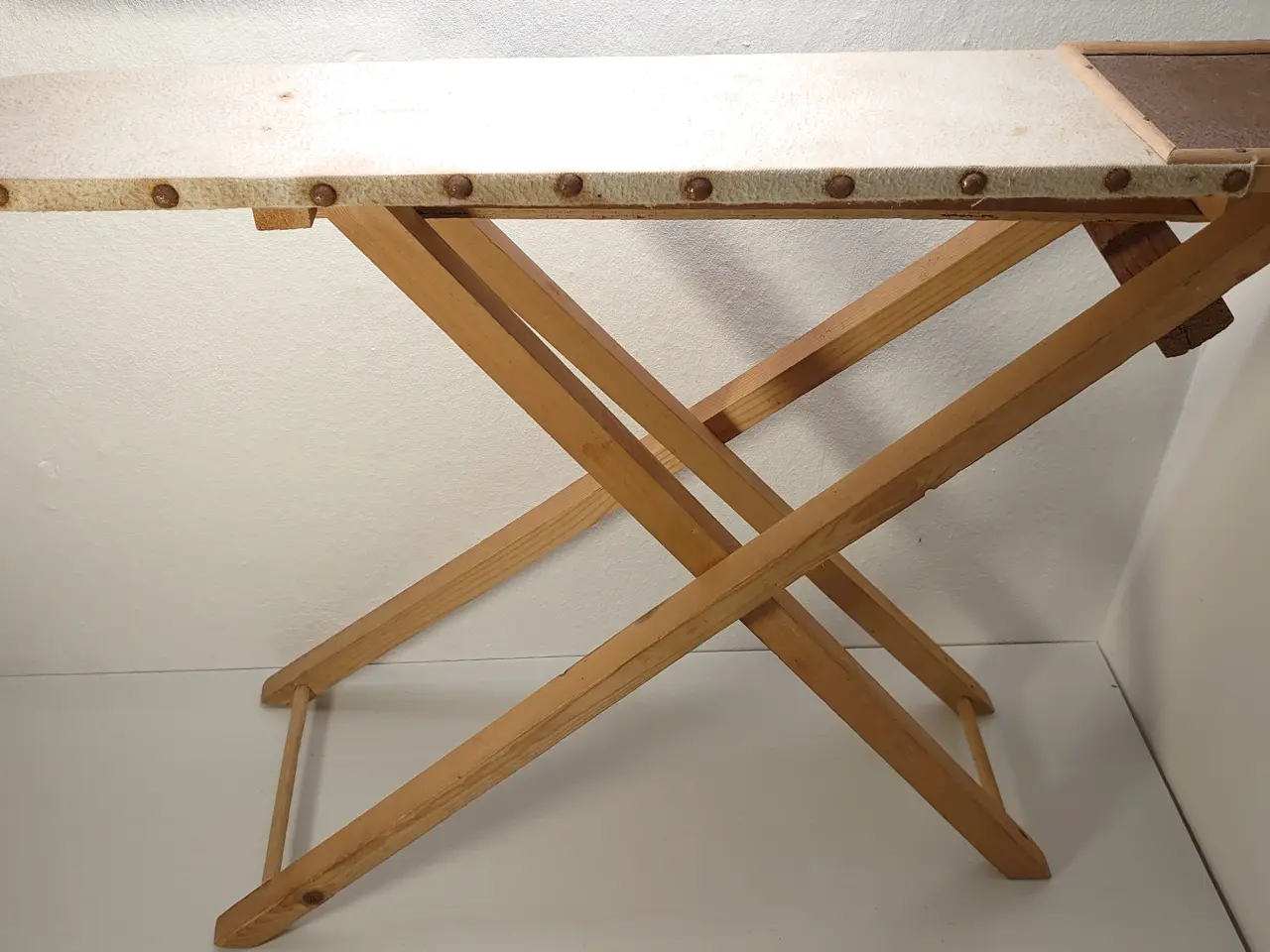 Billede 1 - Gammelt børne strygebræt. H44,5cm, L60cm.