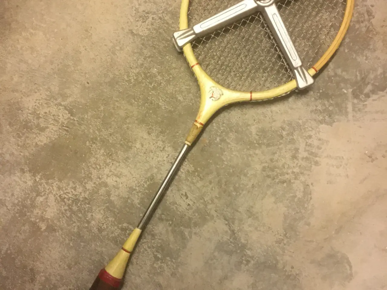 Billede 1 - Badmintonketcher fra 196x. Giv et bud.