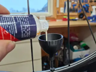 Kop til påfyldning af tubeless væske.
