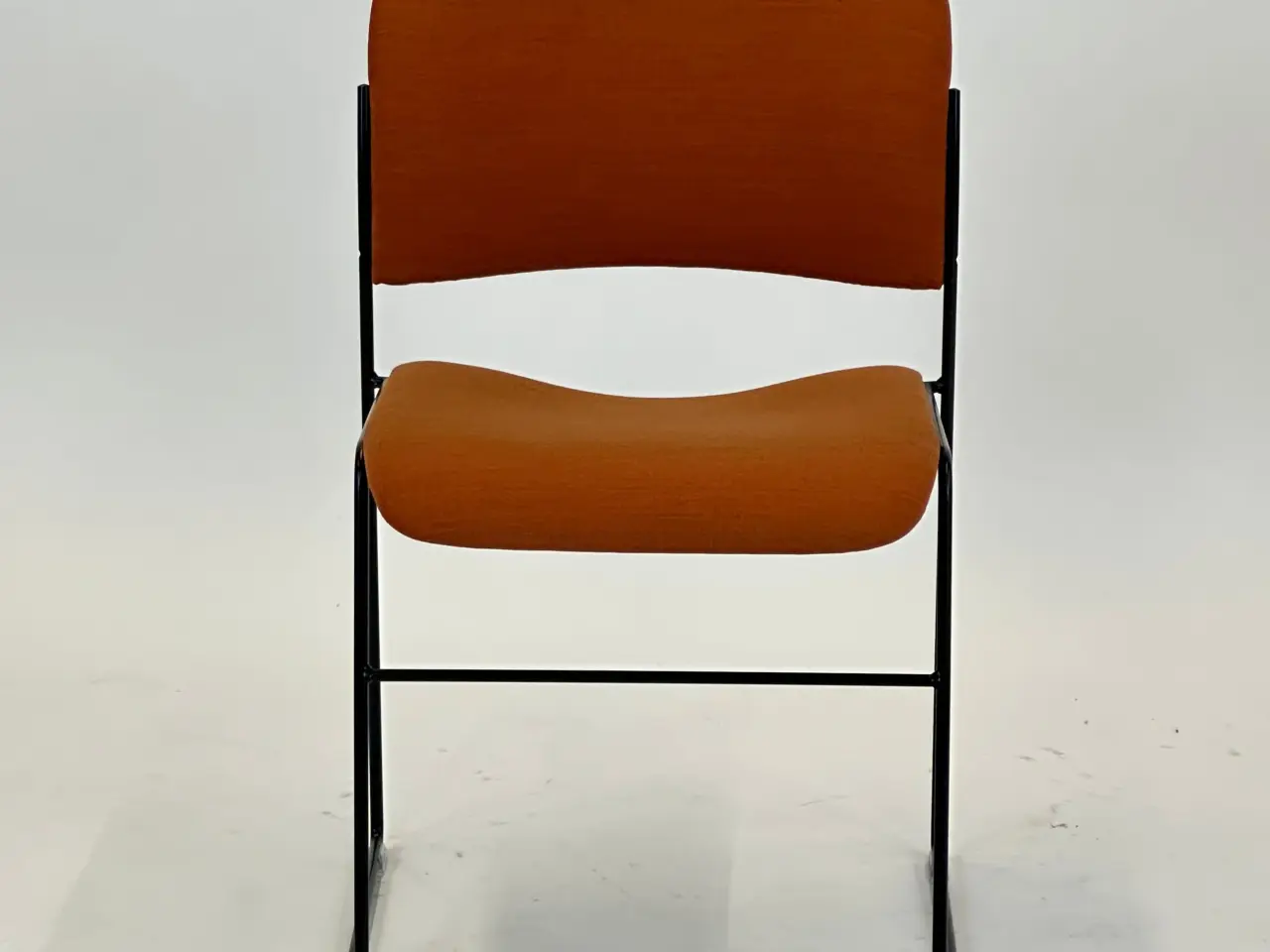 Billede 3 - HOWE 40/4 Stol – Orange med Sort Stel