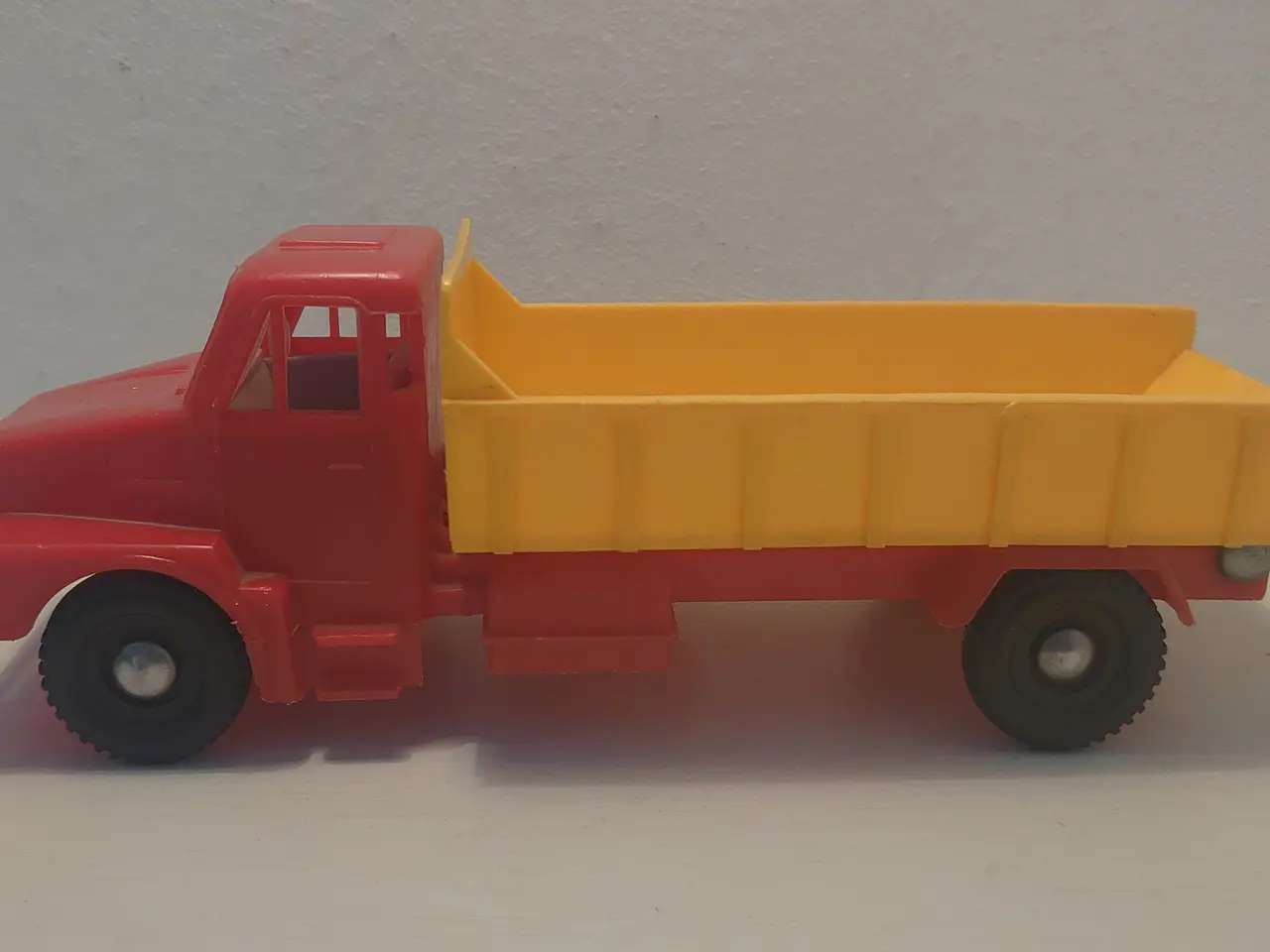 Billede 1 - Lastbil med vippelad fra danske HP plast. L 24cm.