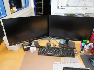 2 stk. computerskærme samt tastatur og mus