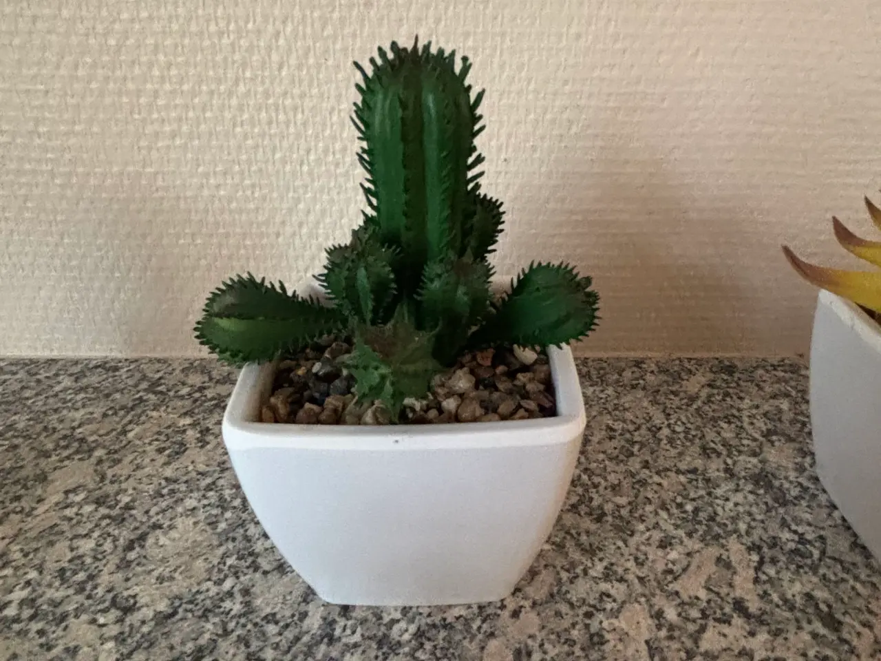 Billede 6 - 4 små plastik planter 