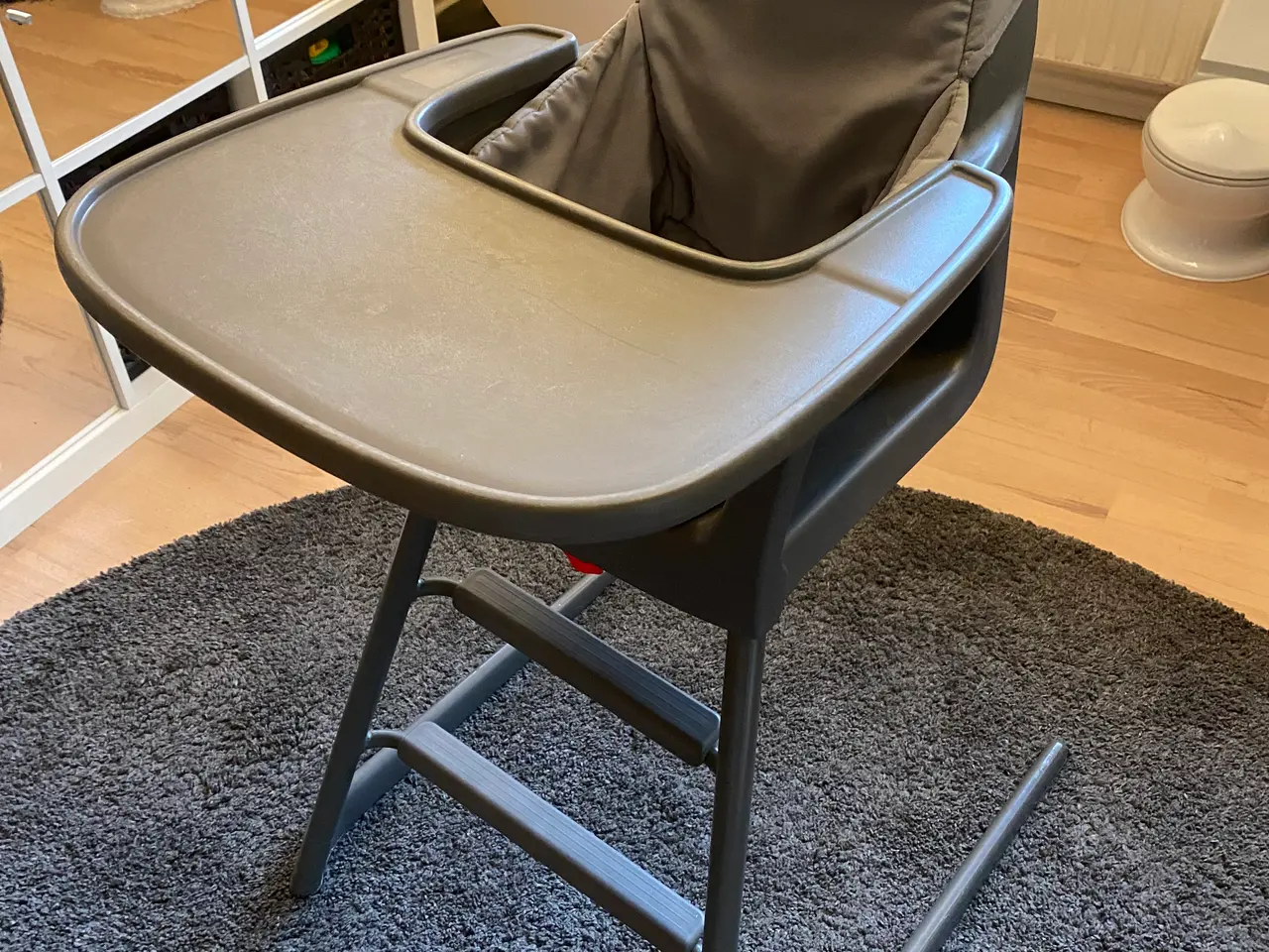 Billede 4 - Højstol i grå 