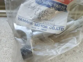 Yamaha. Holder håndtag nederst. 256-23442-00 (%)