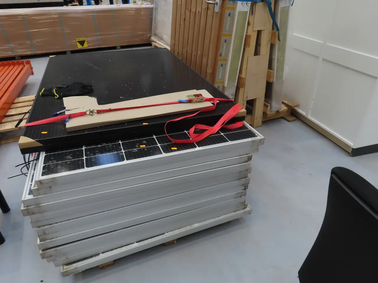 Billede 3 - Palle med 14 stk. Solcellepaneler