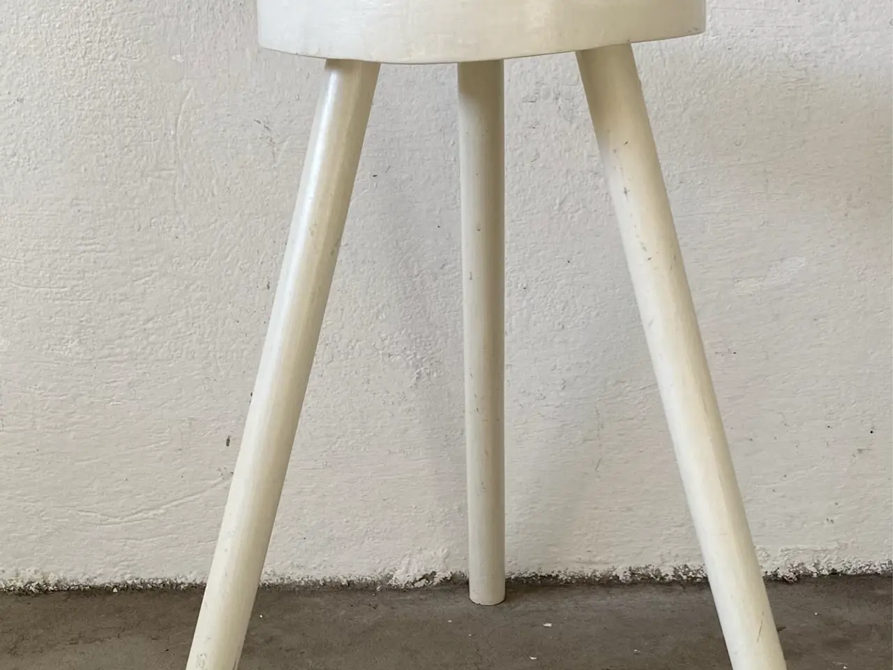 Billede 1 - Retro taburet i hvidmalet træ