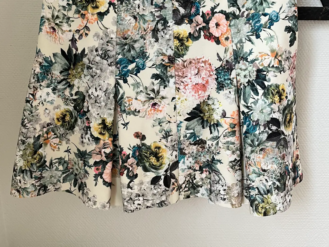 Billede 1 - Blomstret nederdel