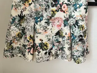 Blomstret nederdel