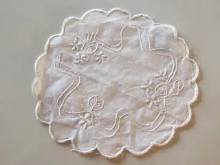 Flakon med gammel broderi
