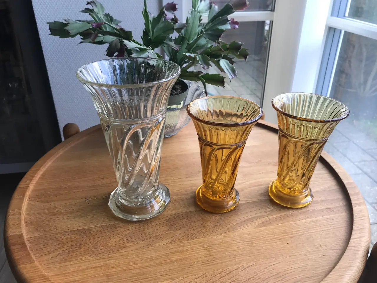Billede 1 - "Skjold"-vaser i ravgul og klar glas, Holmegaard