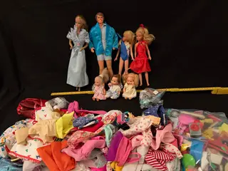 Vintage Barbie-dukker med Ken + stort parti tøj