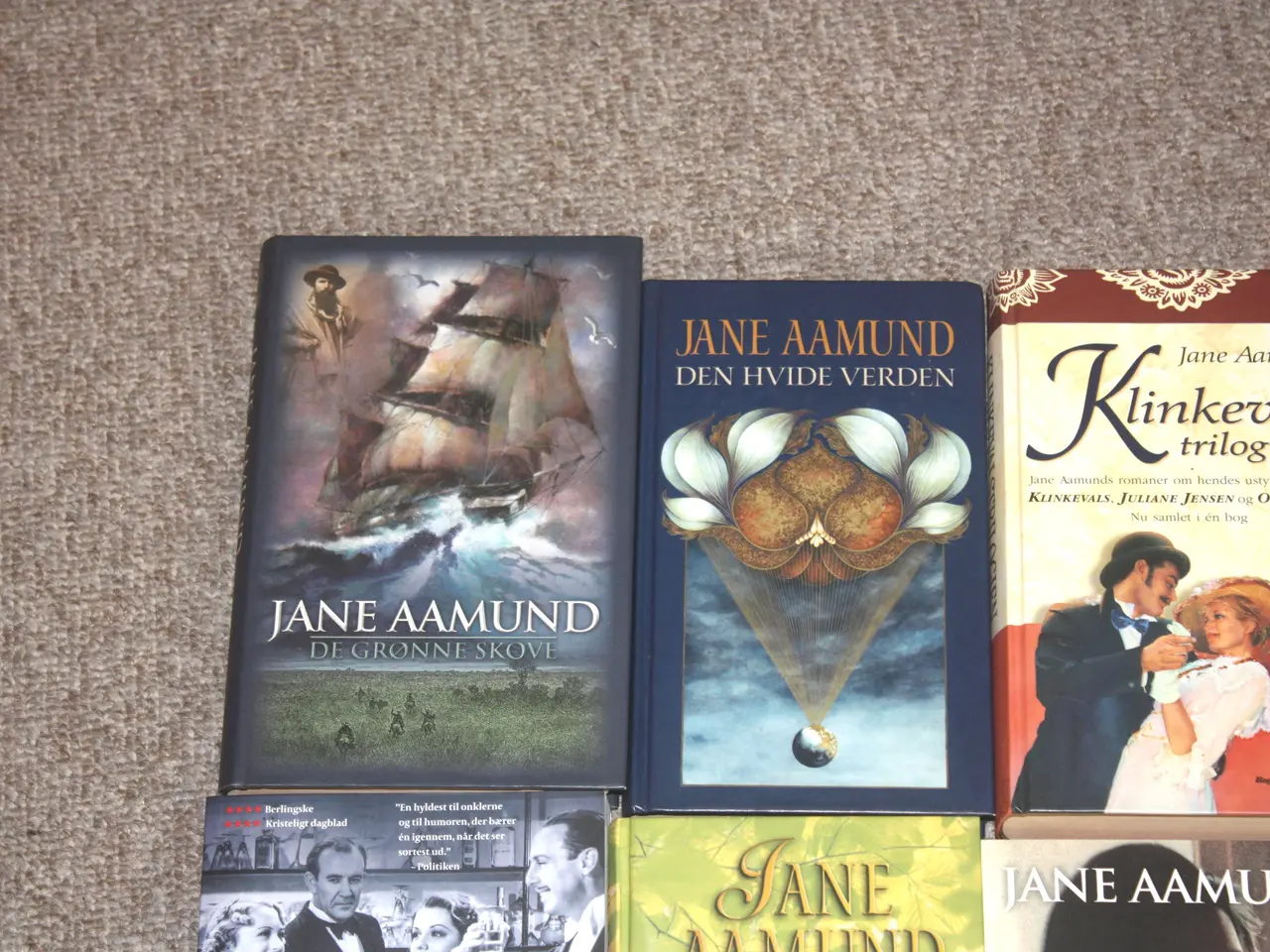 Billede 2 - Onklerne og deres fruer af Jane Aamund