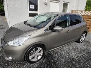 Peugeot 208 1,2 VTi Allure Sky