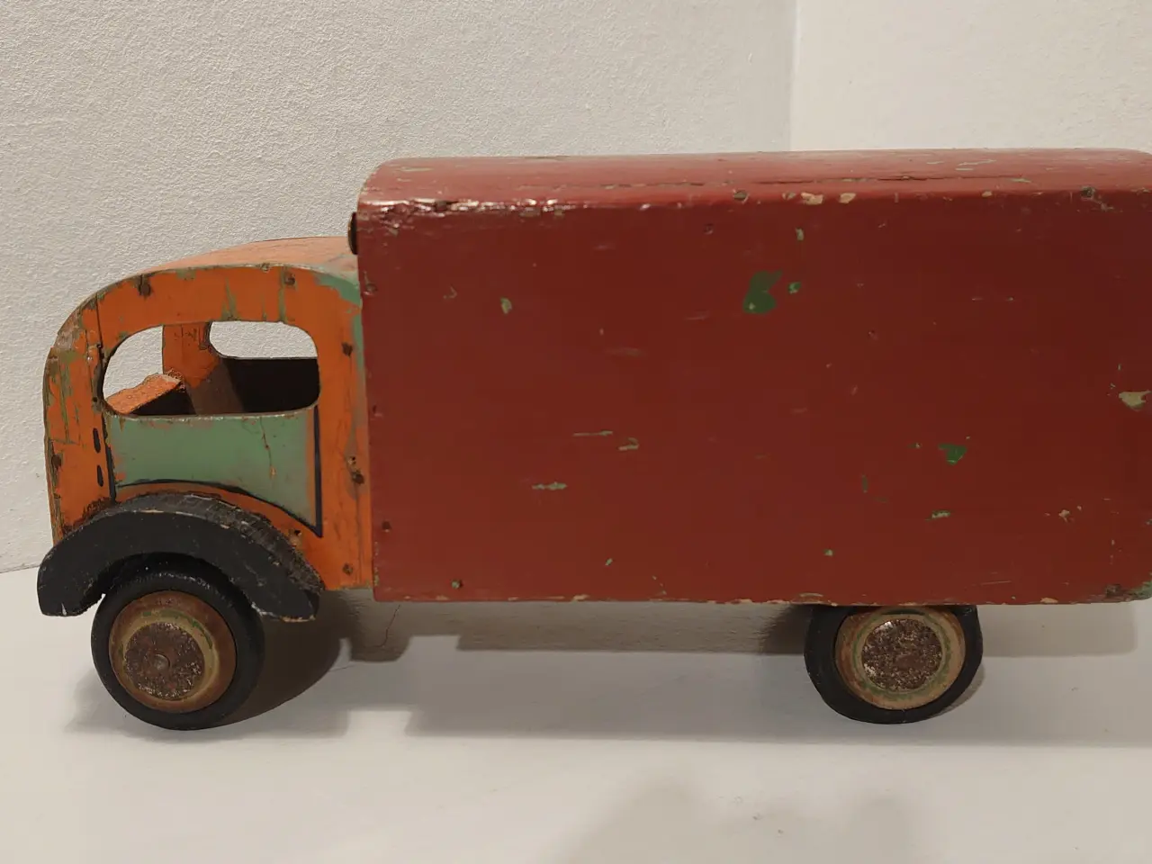 Billede 1 - Fængselslegetøj: Kassevogn/flyttebil. Ca 1940