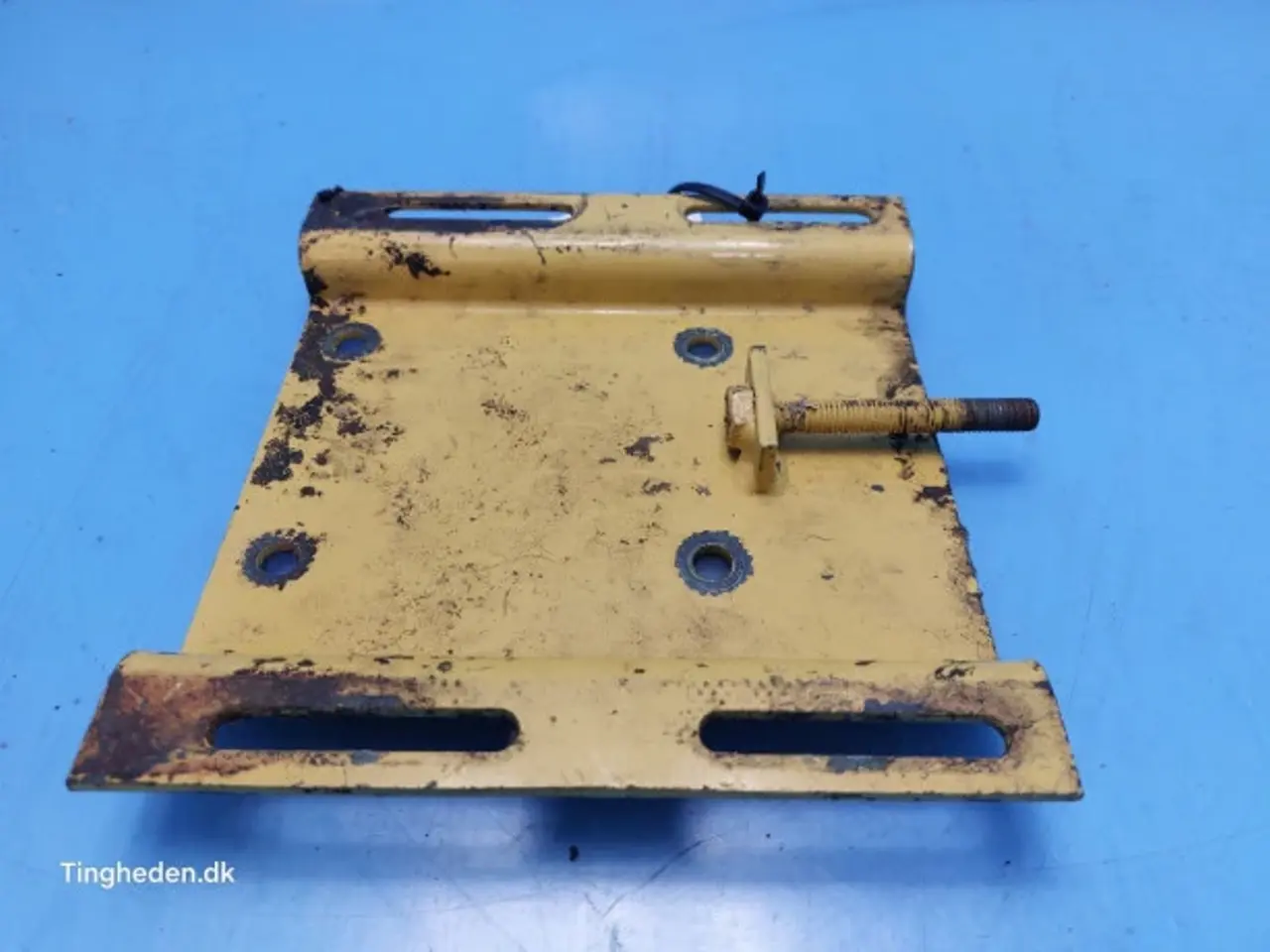 Billede 2 - New Holland TF44 Beslag AC Pumpe 80435024