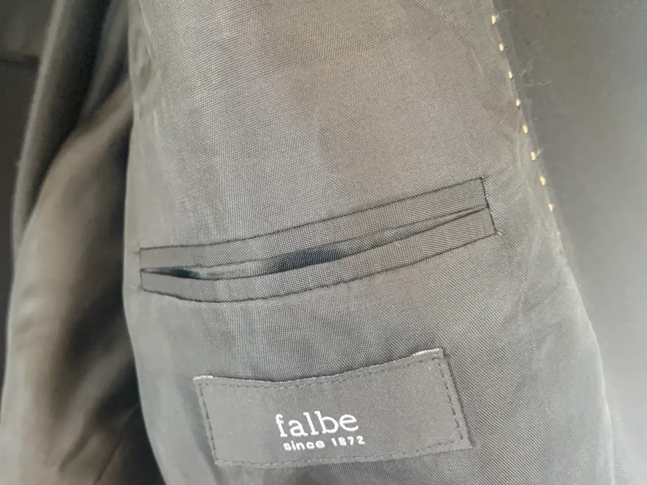 Billede 2 - Falbe jakkesæt, sort