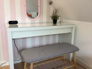 Sminkebord fra Ikea og skammel fra jysk 