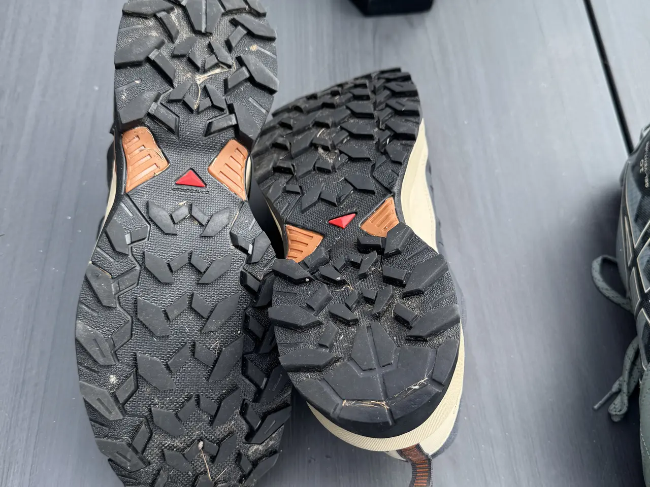 Billede 1 - Asics og Salomon vandresko. 