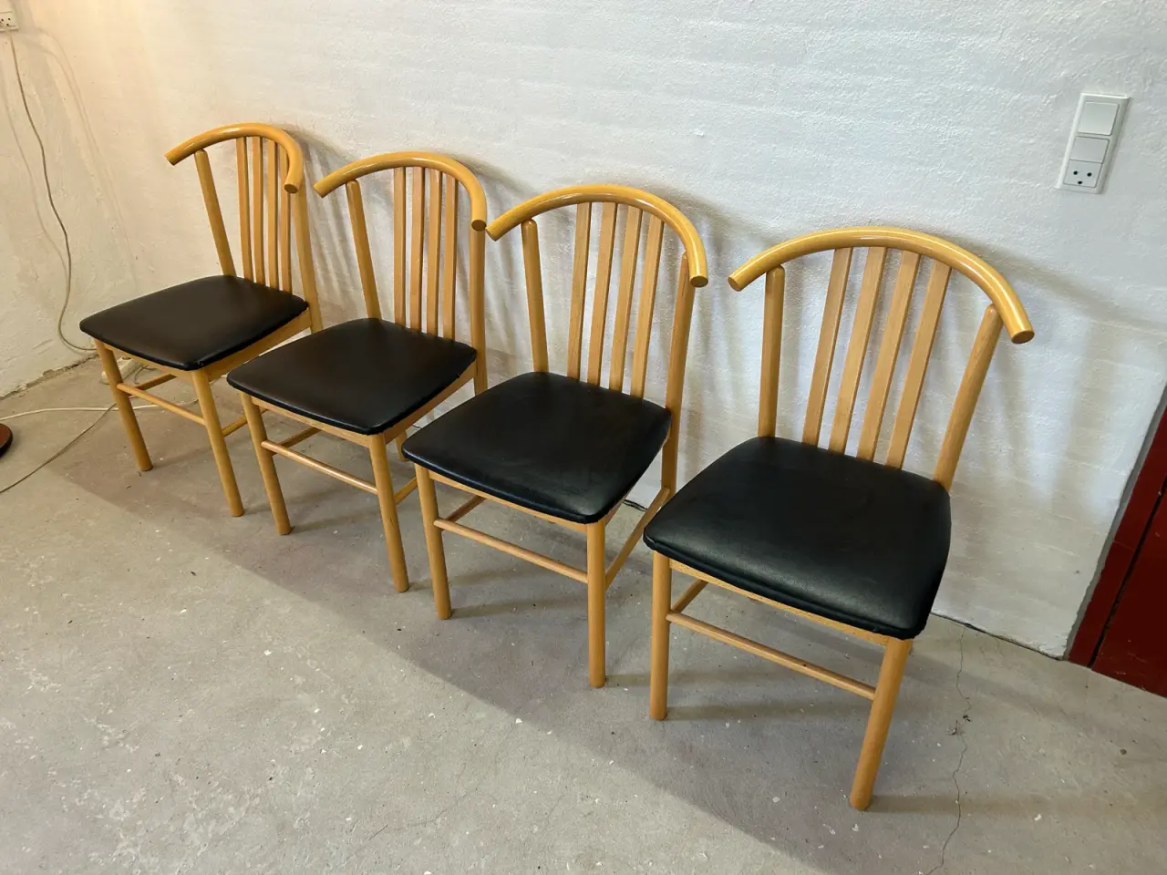 Billede 1 - Spisebord stole i flot stand. 